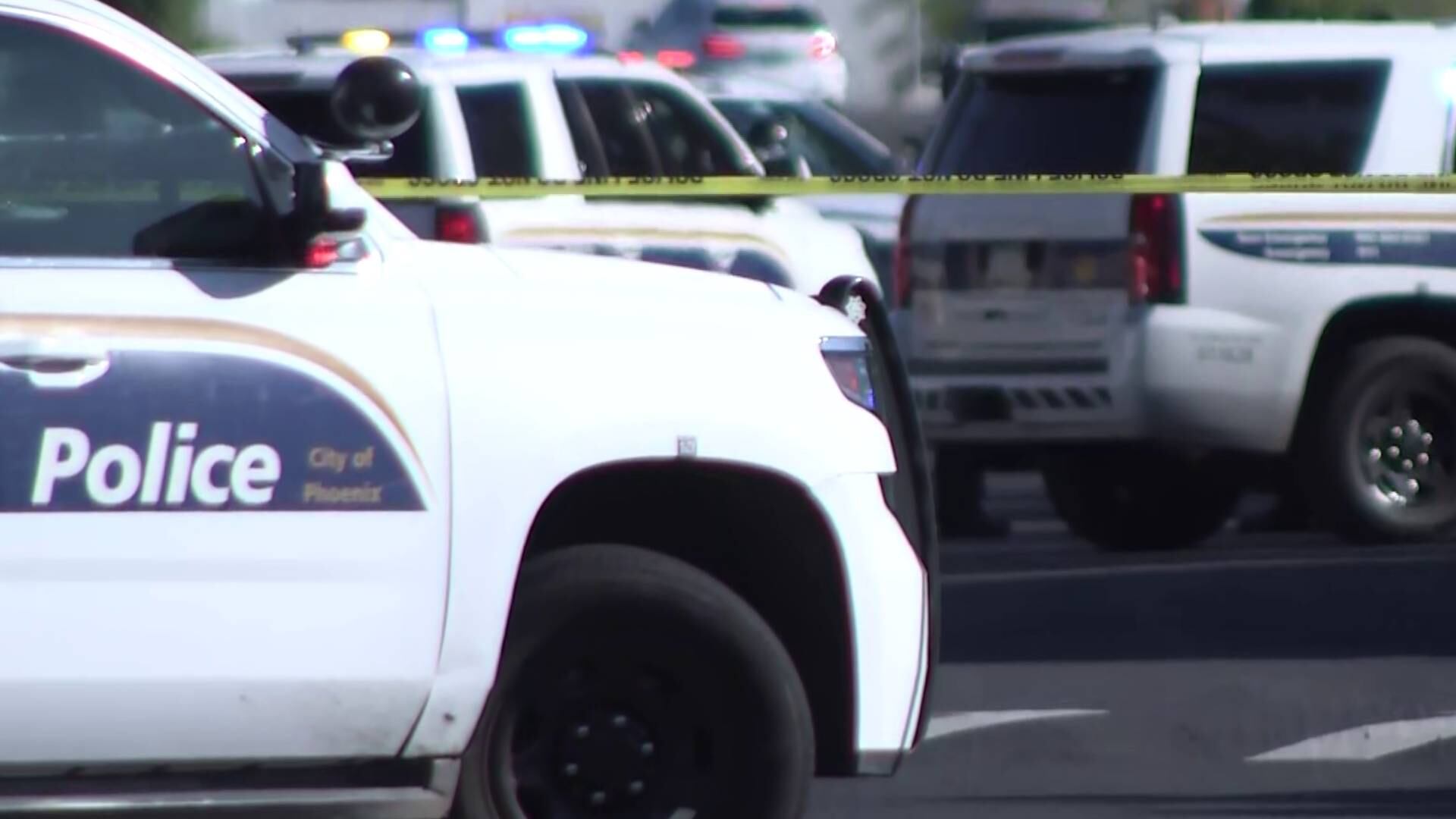 Armed man in custody after brief standoff at west Phoenix shopping plaza