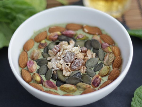 Smoothie-bowl kiwi minze spinatsprossen