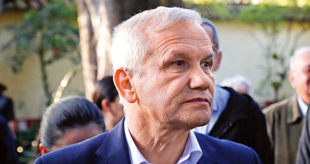 Carlos Ramón González, prófugo de la justicia, vive cómodo y ...