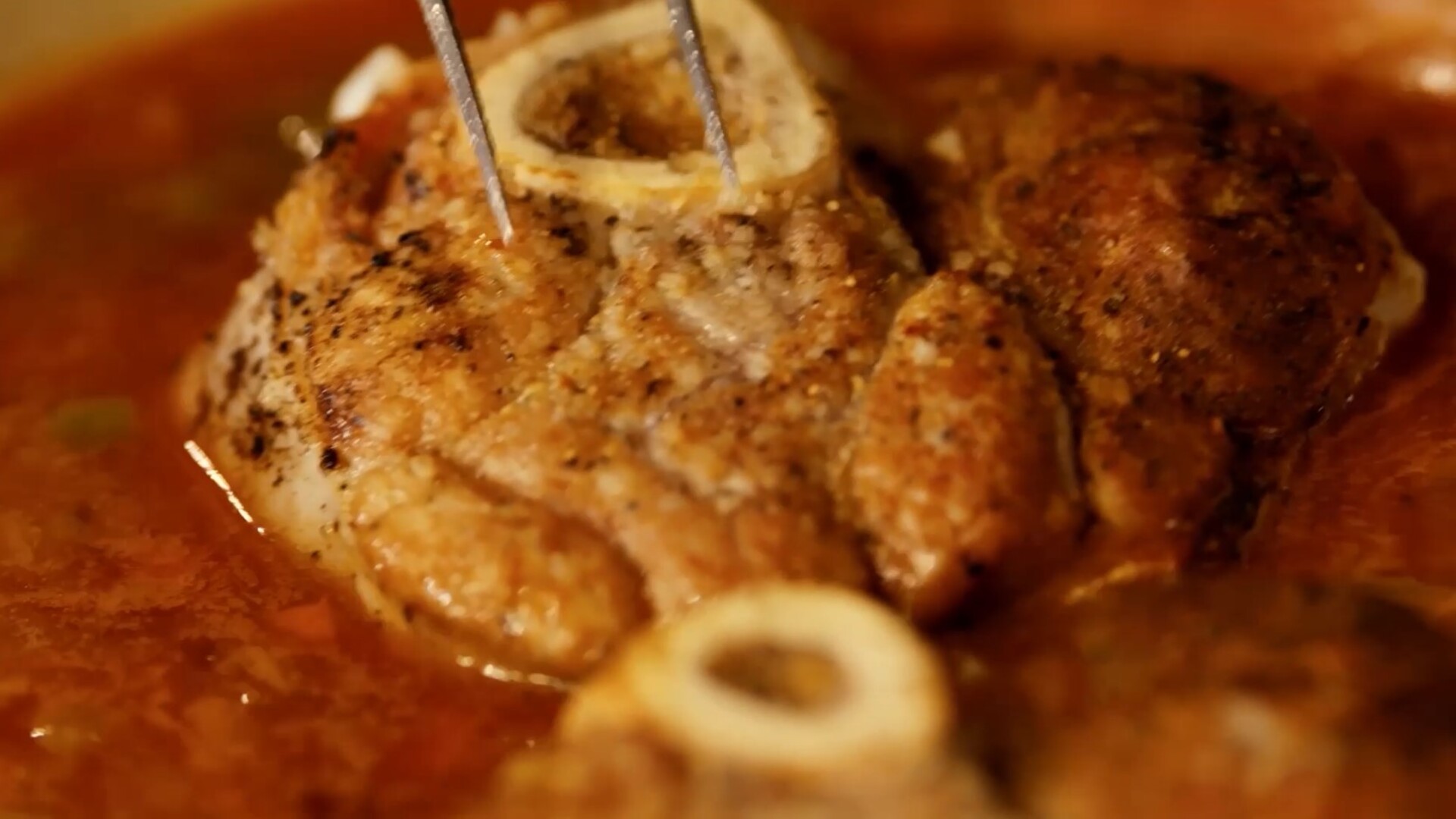 Klassisches Osso Buco geschmort mit Gemüse und Aromaten