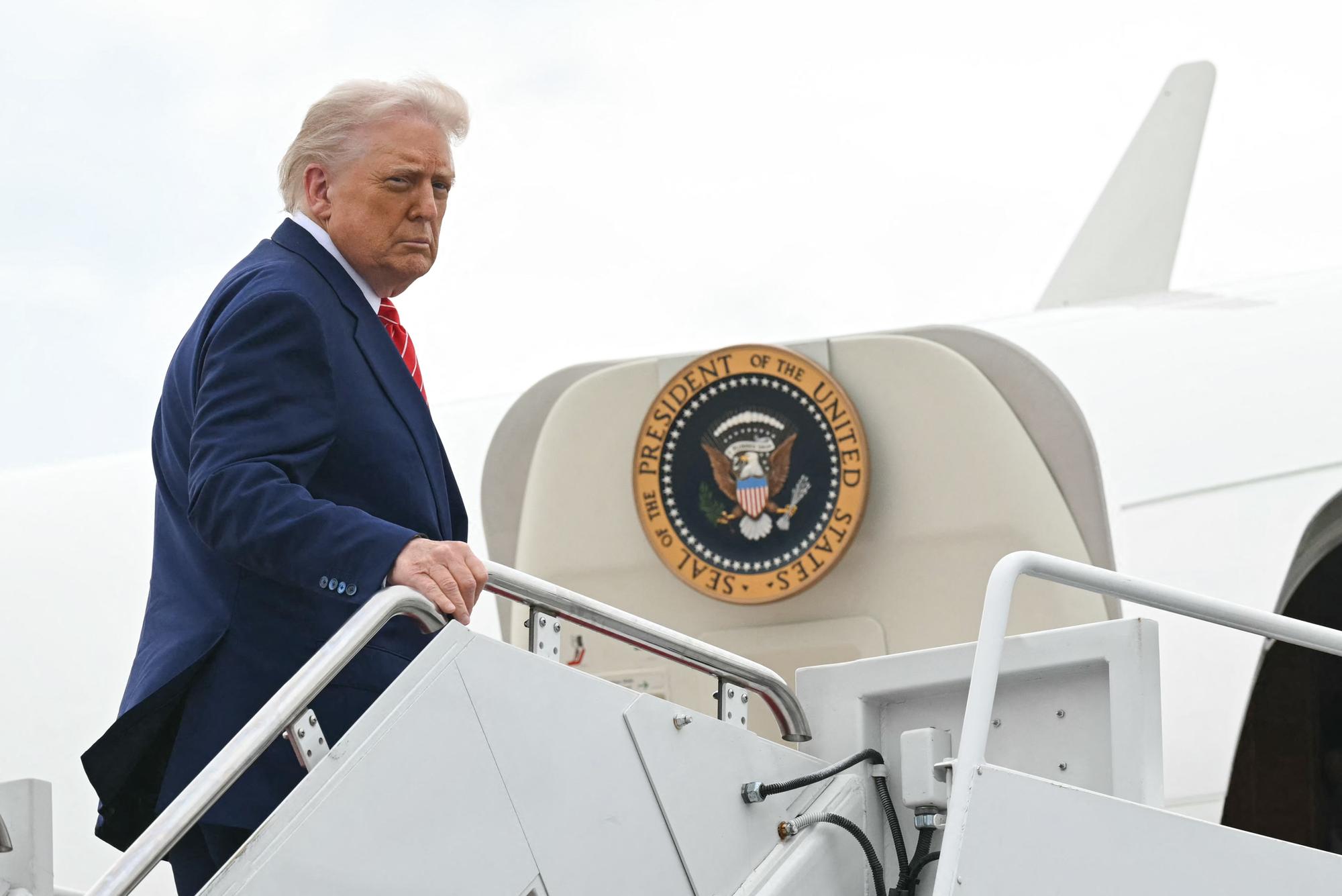 Donald Trump, ici montant à bord d’Air Force One à la base interarmées d’Andrews, dans le Maryland aux États-Unis, le 30&nbsp;mai 2025.