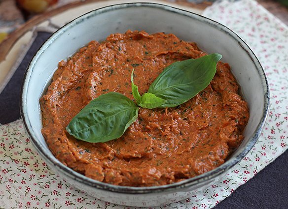 Kandierter tomaten-basilikum-aufstrich