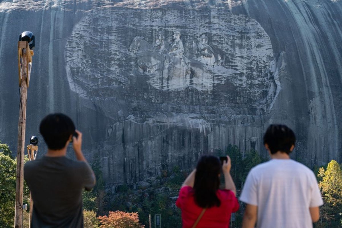 Hiker finds burned body near top of popular tourist attraction(00)