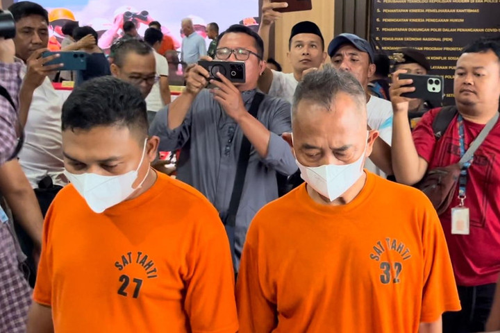 Tersangka longsor galian C dihadirkan saat konpers di Mapolres Cirebon, Jawa Barat, Minggu (1/6/2025). Foto: kumparan