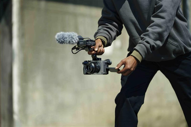 Sony FX2延續FX3與FX30的平頂機⾝設計，⼩巧便攜。（圖／品牌業者提供）
