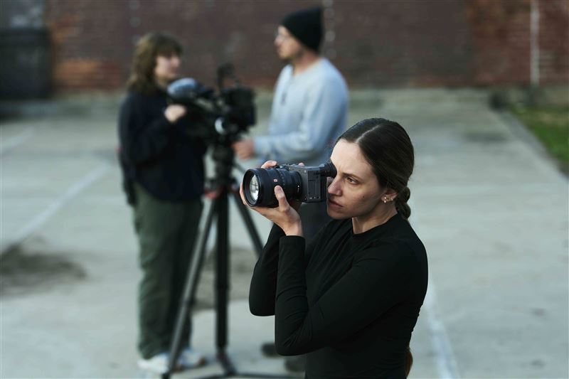 FX2搭載3,300萬有效畫素背照式Exmor R™全片幅感光元件，擁有高解析靜態影像表現並⽀援多種錄影格式與後製⼯作流程。（圖／品牌業者提供）