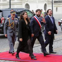 Presidente Boric sorprende al acompañar a su pareja a votar en La Florida