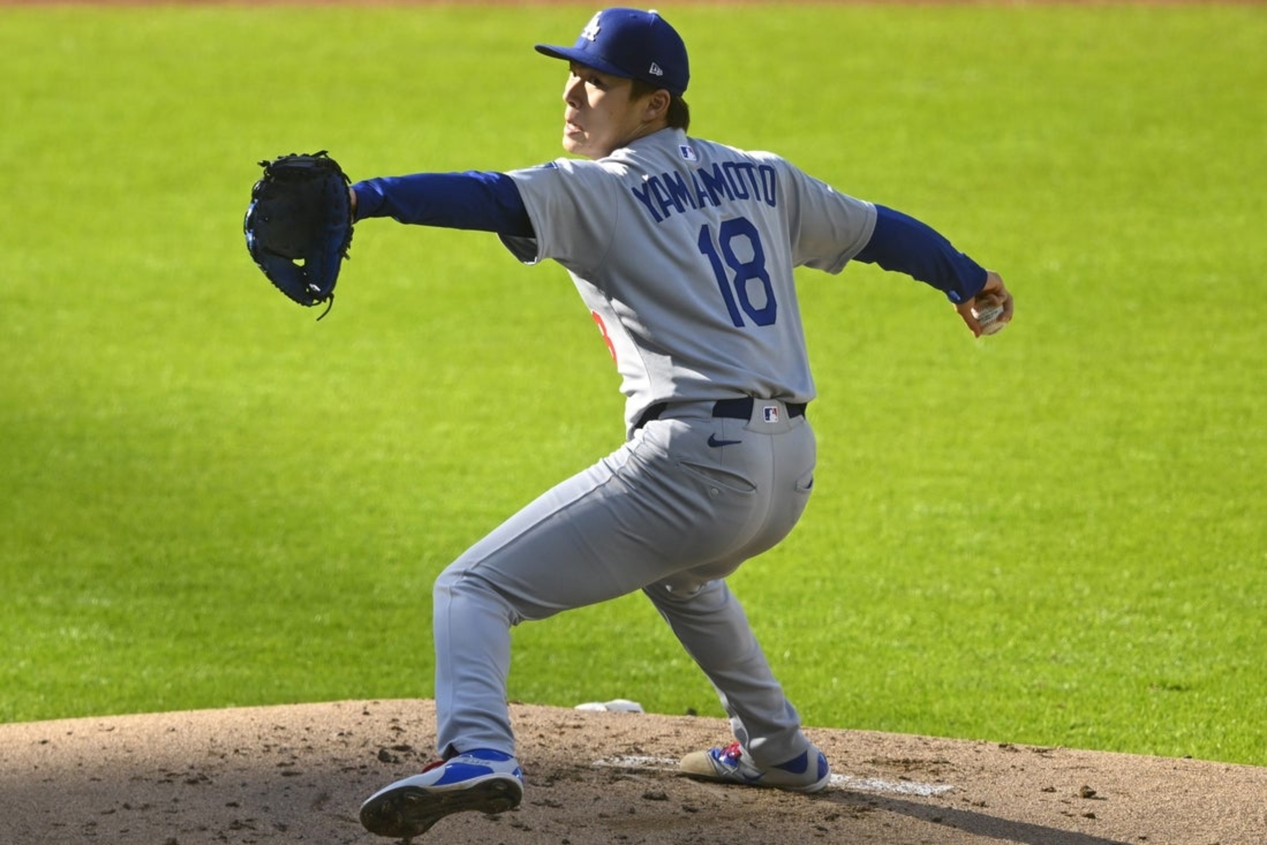 Dodgers seek to sweep Yankees after blowout win