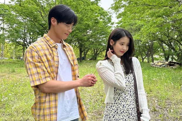 IU Mengajakmu Bernostalgia dengan Comeback Album Remake "A Flower Bookmark 3"