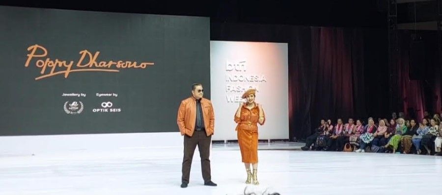 Dede Yusuf dan Istrinya Berkilau di Catwalk Indonesia Fashion Week 2025, Yuk Intip Penampilannya!