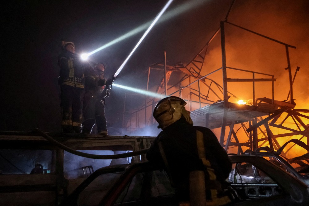 Ukraina Menyembunyikan Drone di Gudang Kayu untuk Serang Pangkalan Udara Rusia