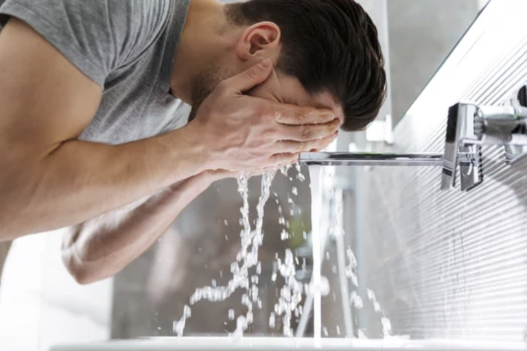Nam hay nữ đều cần tuân thủ bước chăm sóc da để bảo vệ da, đặc biệt là mùa nắng nóng. Ảnh: Health