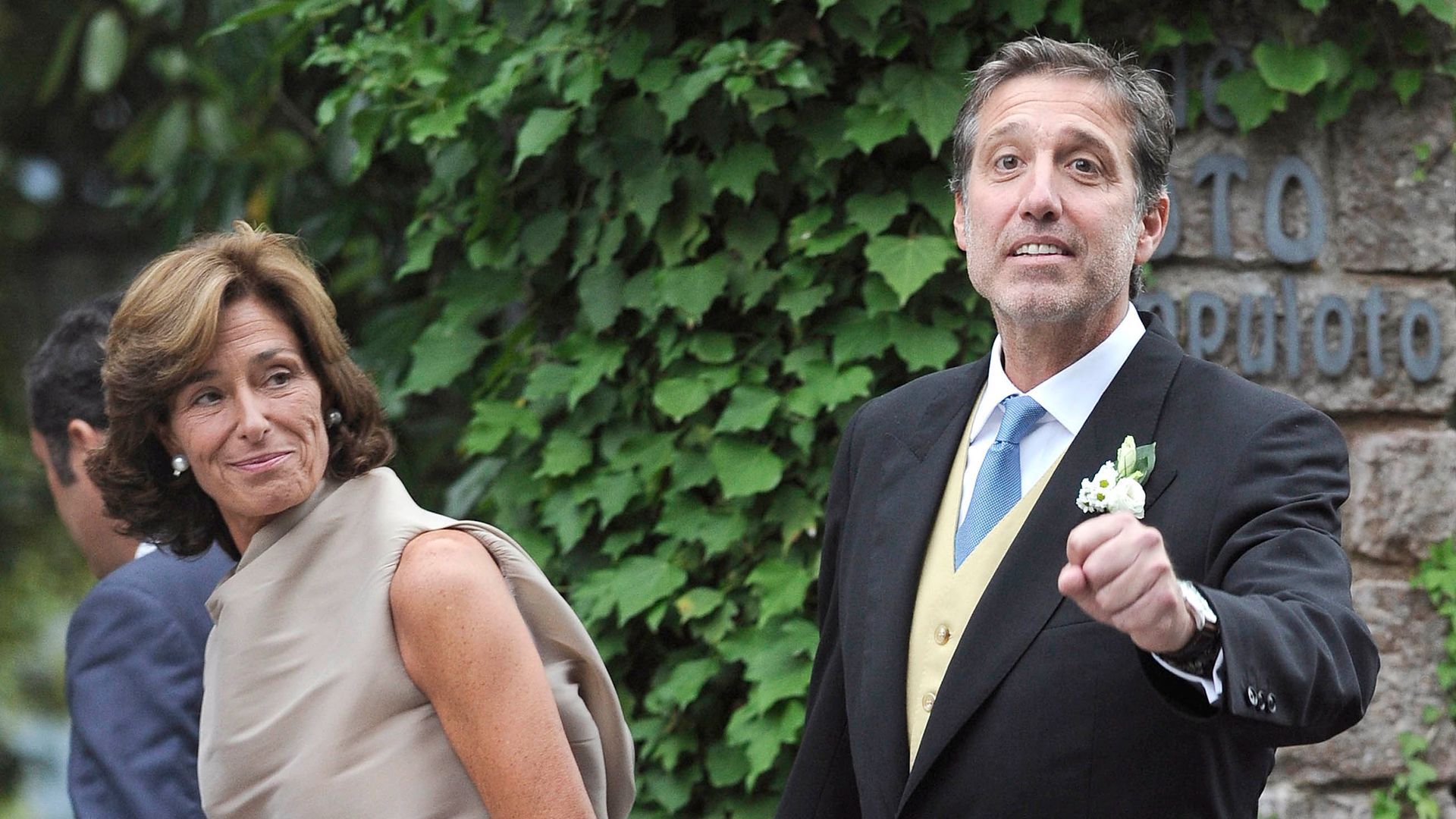 La nieta de Emilio Aragón recibe la Primera Comunión con el vestido más  simbólico de su familia