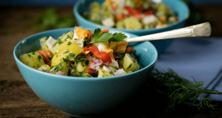 Erdbeersalat mit Feldsalat und Balsamico Dressing