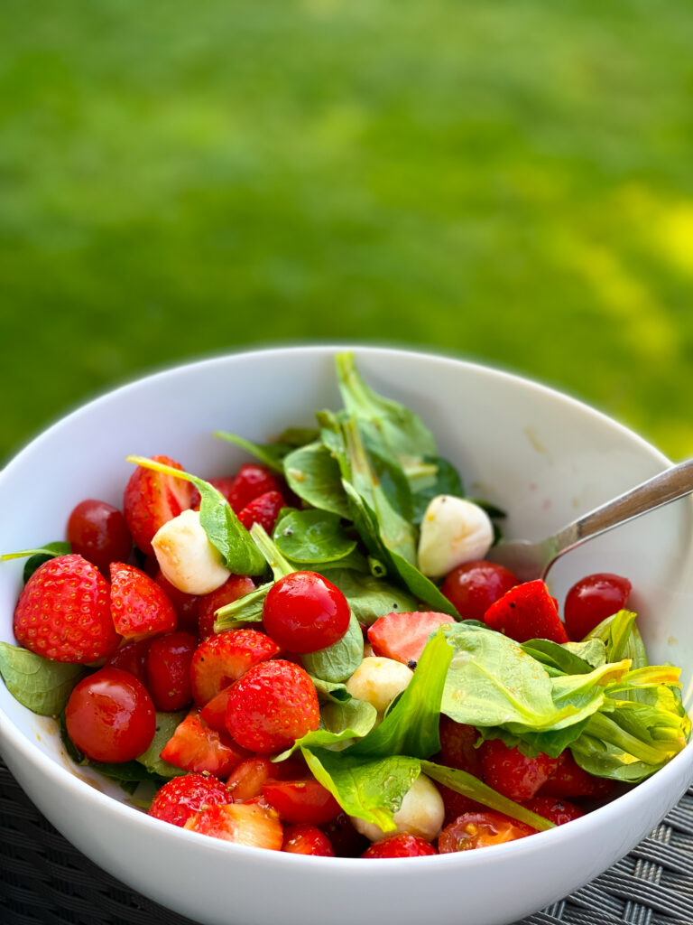 Erdbeersalat mit Feldsalat und Balsamico Dressing