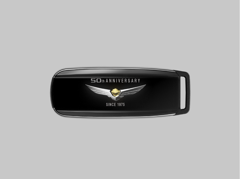 Chìa khóa smartkey có logo và dấu ấn kỷ niệm 50 năm. Ảnh: HVN