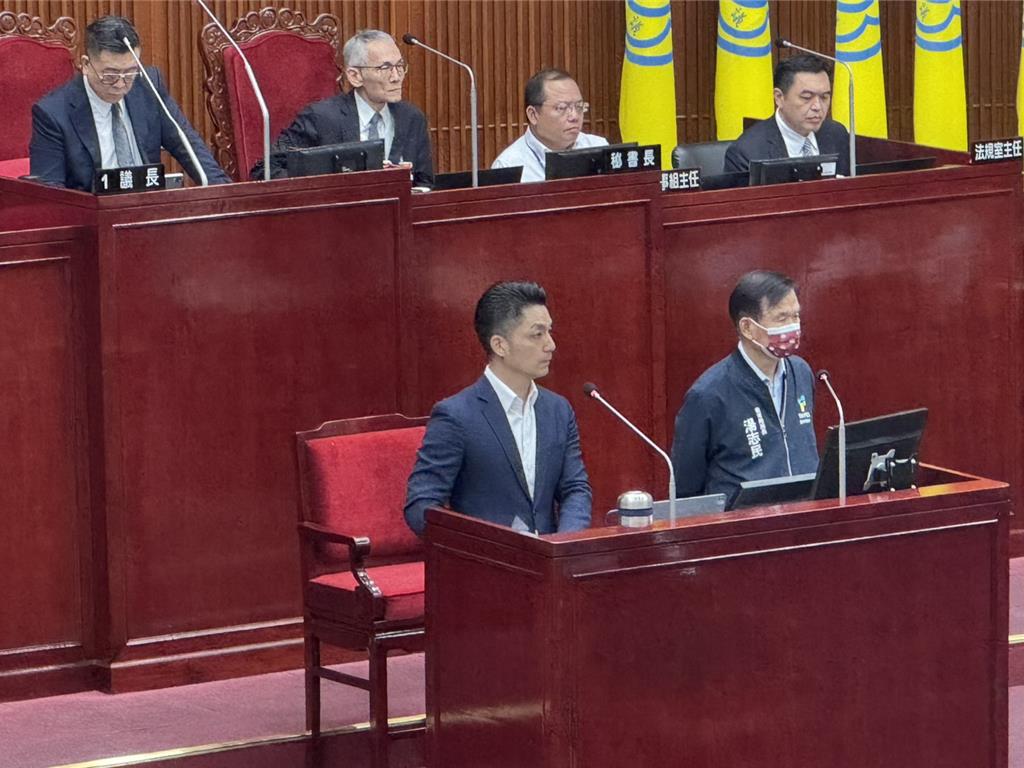 台北市公立幼兒園今年有招生分布不均問題，多校招不滿。國民黨市議員吳世正指出，市府應將資源用集中於提升公幼競爭力，並補助延長托育及寒暑假服務。市長蔣萬安回應，將全面盤點並將資源投入有實際需求項目。（徐佑昇攝）