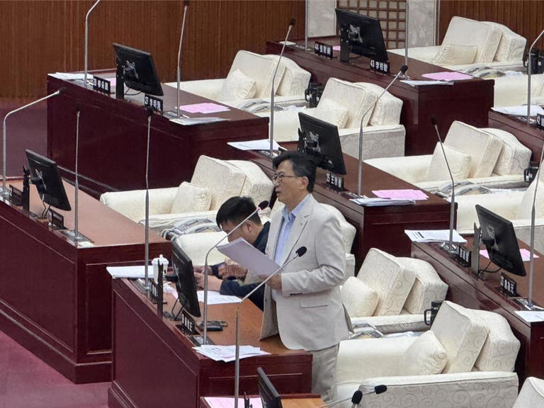 台北市公立幼兒園今年有招生分布不均問題，多校招不滿。國民黨市議員吳世正指出，市府應將資源用集中於提升公幼競爭力，並補助延長托育及寒暑假服務。市長蔣萬安回應，將全面盤點並將資源投入有實際需求項目。（徐佑昇攝）