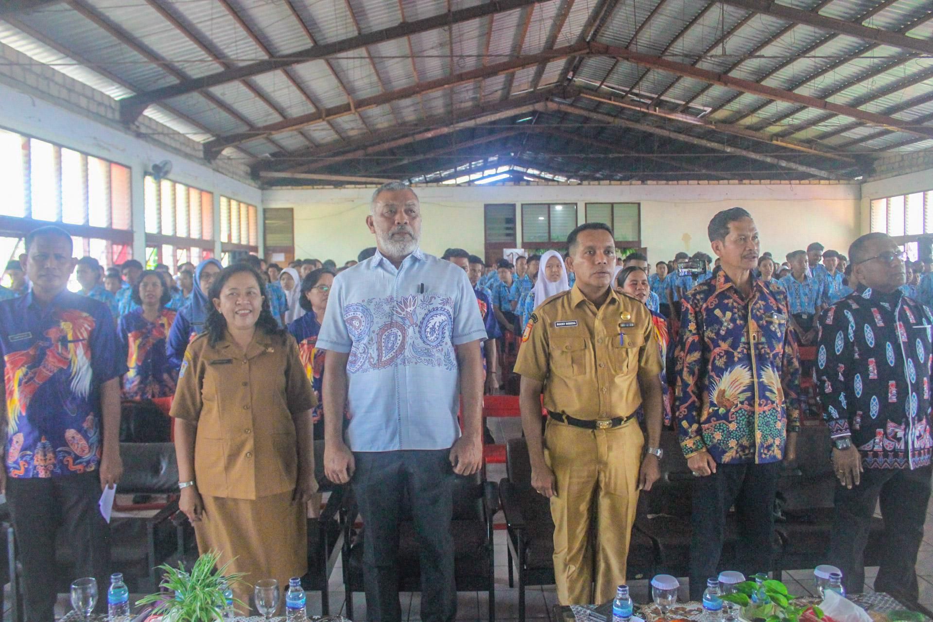 Penutupan di SMPN 1 Jayapura Berlangsung Sederhana, Karakter Siswa Menjadi Pesan Utama Kadis dan Kabid