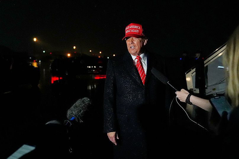 El presidente de Estados Unidos, Donald Trump, habla con periodistas bajo la lluvia tras llegar en el Air Force One a la Base Conjunta Andrews, Maryland, el 30 de mayo de 2025 AP Photo