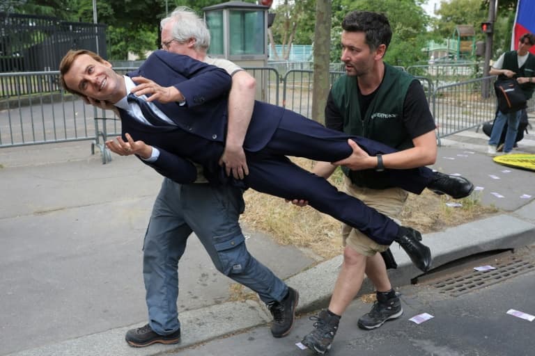 C'est un emprunt, on va la rendre": les explications de Greenpeace après le  vol d'une statue de Macron au musée Grévin