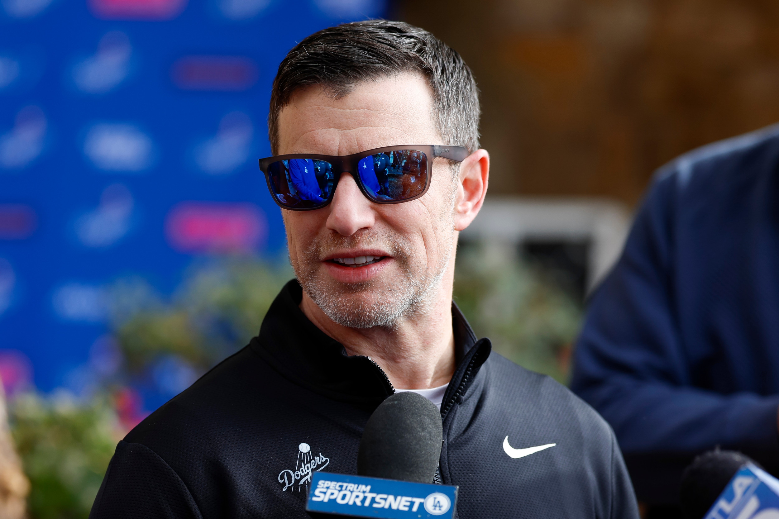 dodgers-acquire-pitcher-from-mariners-in-2-player-trade