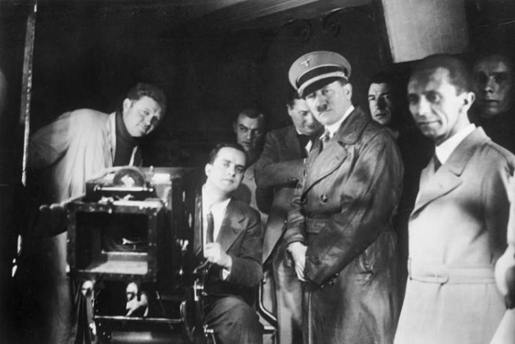 Hitler et Goebbels, ministre de la Propagande, visitent les studios de l’UFA, qui devient un organisme de propagande durant le conflit.