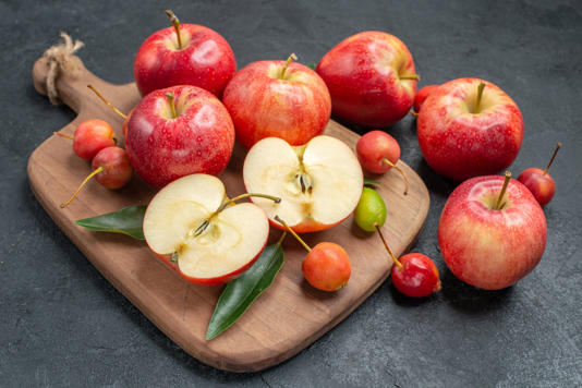 La manzana es una de las frutas más completas y saludables que se conocen, gracias a su contenido en hidratos de carbono, fibra, vitaminas y potasio. Foto: Freepik.