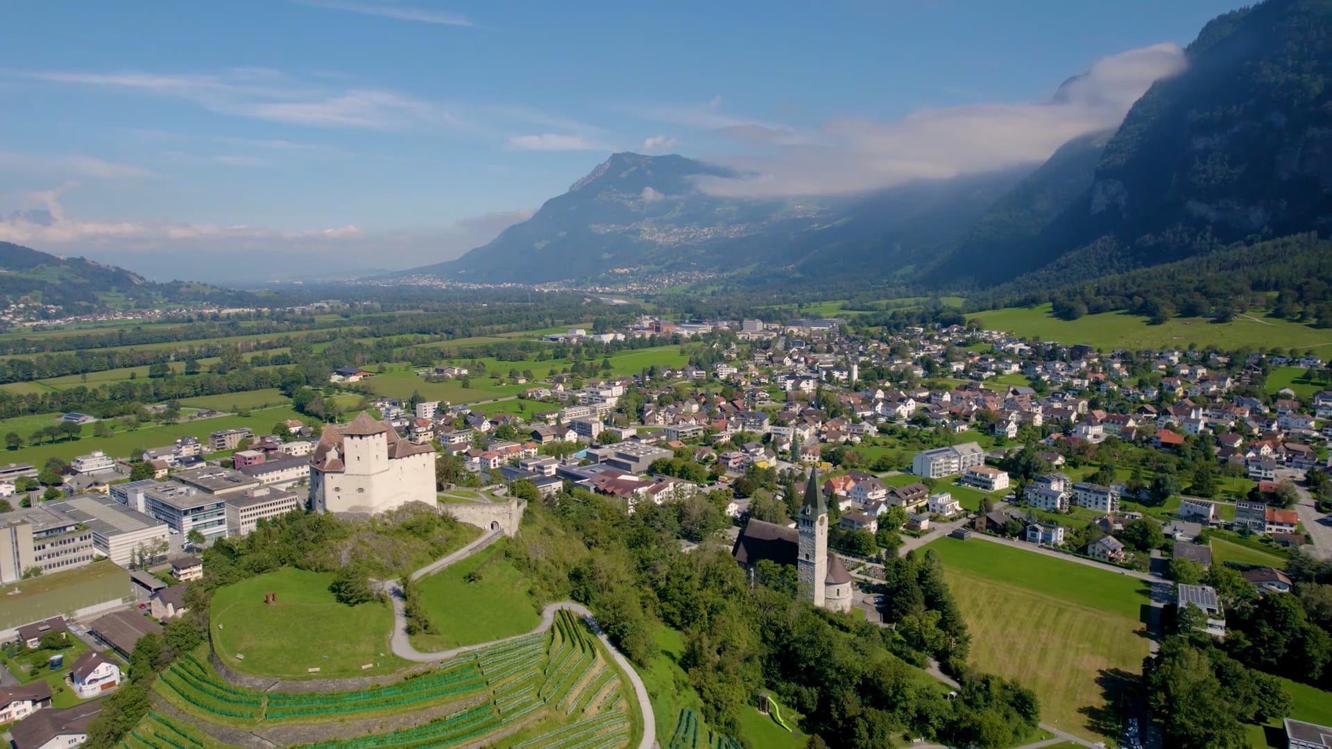 Liechtenstein från ovan: En drönarvy över alpina prakt
