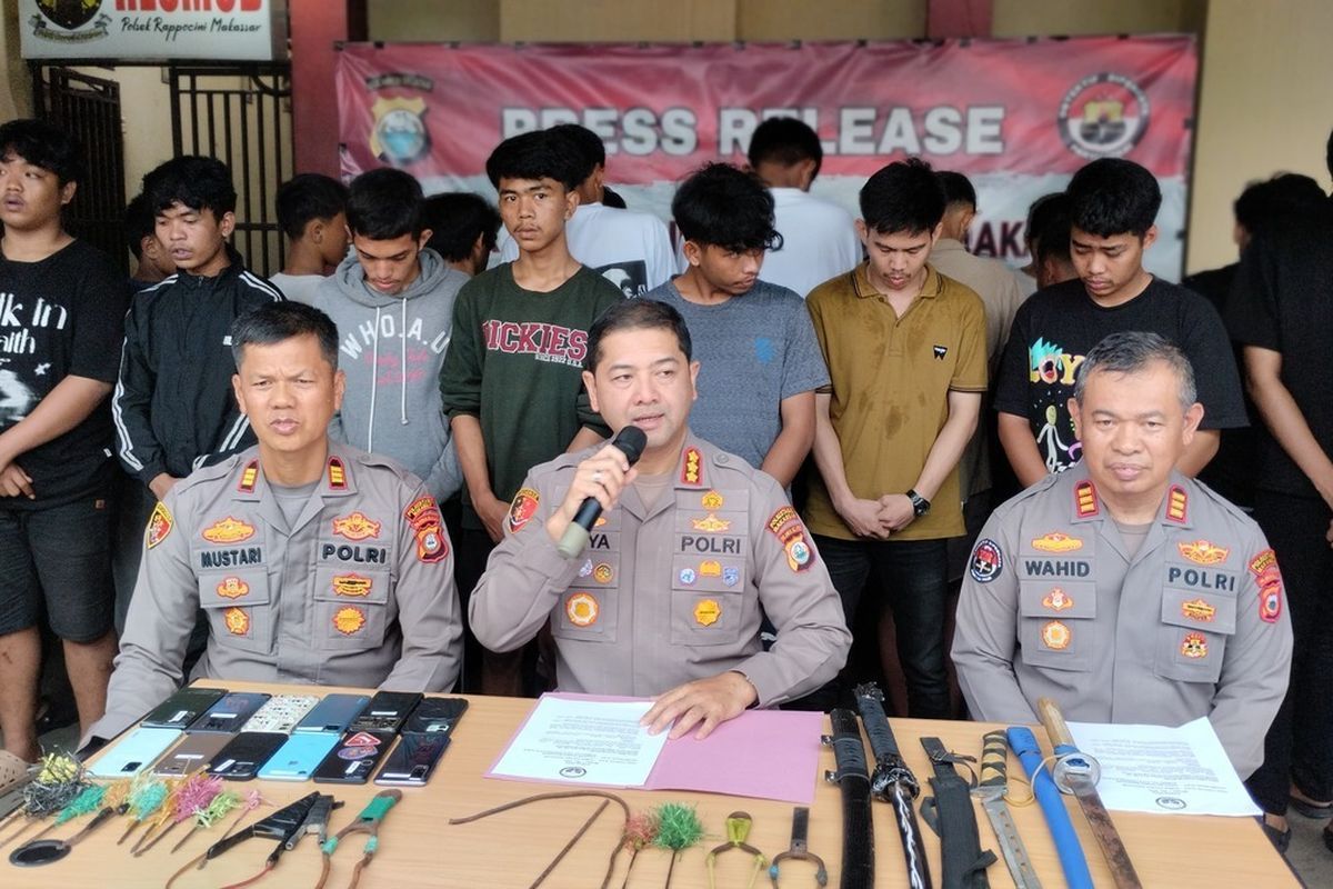 AA1FY6lA 24 Pemuda Usia 15 Sampai 23 Tahun Terancam 10 Tahun Penjara, Barbuk Tersimpan di Mobil Rental