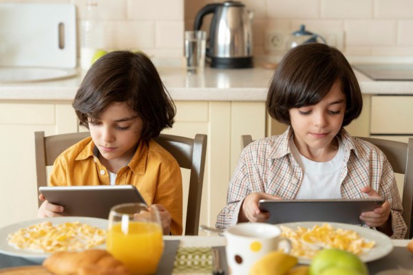 5 Pola Makan yang Bisa Picu Obesitas pada Anak Sejak Dini — Hindarilah!