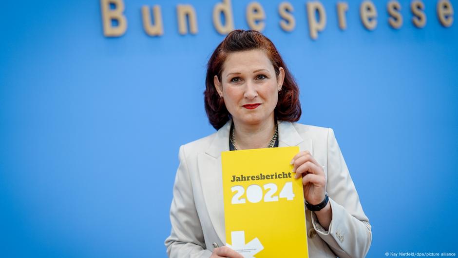 Комиссар по борьбе с дискриминацией Ферда Атаман говорит, что в Германии нарушение правил парковки наказывается строже, чем дискриминация других людей