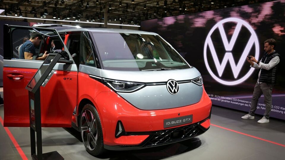 Volkswagen layoffs: Automaker's plan to cut 35,000 jobs on track ...