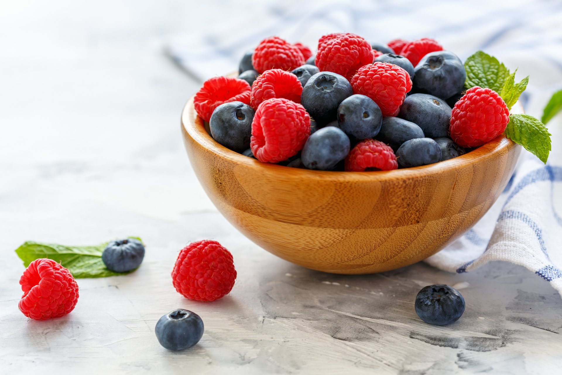 Himbeeren und Blaubeeren im Vergleich: Welche enthält mehr Antioxidantien?