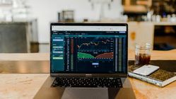 BBRI Melemah di Rp3.770 pada 2 Oktober 2025, Investor Pantau IHSG