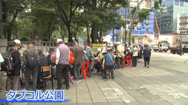「無料の給食所」には行列...韓国社会で広がる『高齢者の貧困』 ソウルの