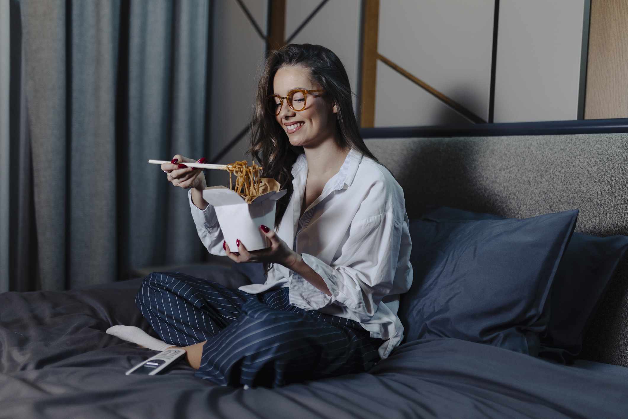 when-should-you-stop-eating-before-bed-here-s-what-experts-say