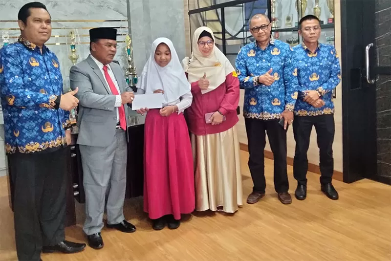 Aqila Azzahra Menangkan Kompetisi Fotografi Cerita Anak, Terima Hadiah dari Kadisdikpora Kampar
