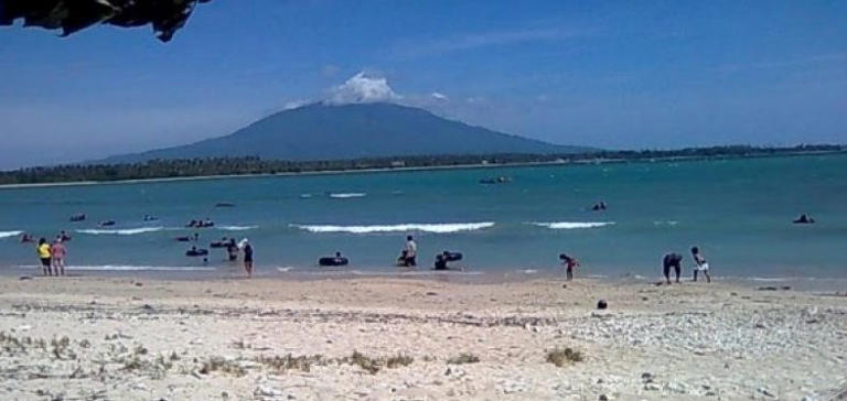 Pantai Karang Jahe Rembang' (Hisar Sitanggang)