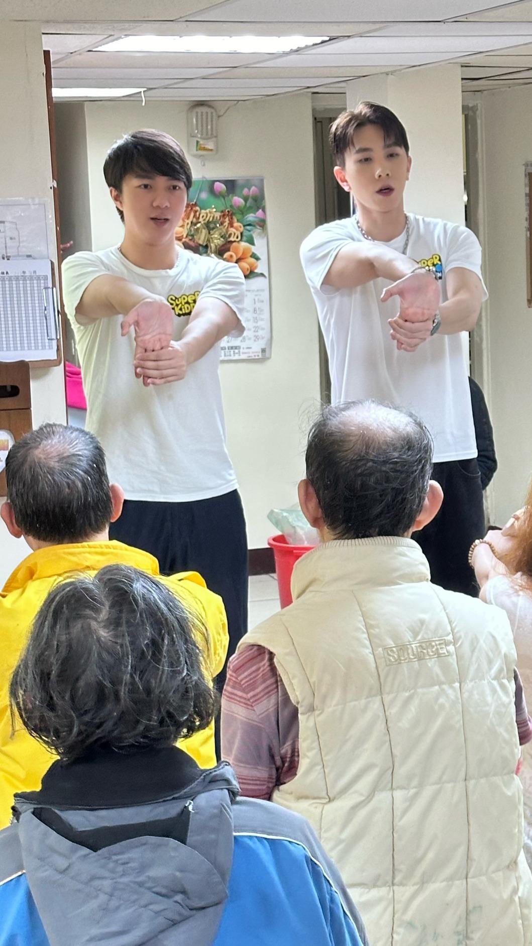 古程丰（左）、潘胤傑一起參加公益服務。（圖／小超人綜合體能俱樂部提供）