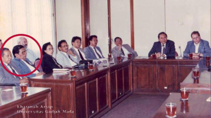 Potret Prof. Dr. Soenardi Prawirohatmodjo (lingkaran merah), yang saat itu menjabat sebagai Sekretaris Senat, mengikuti pertemuan dalam acara Kunjungan oleh Parlemen Belanda ke UGM, tertanggal 14 Januari 1994. (Laman arsip.ugm.ac.id)