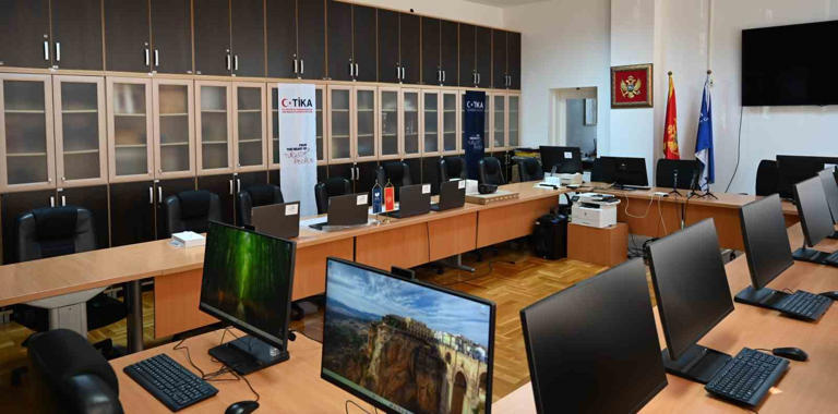 TÜRK İŞBİRLİĞİ VE KOORDİNASYON AJANSI BAŞKANLIĞI (TİKA), KARADAĞ ÜNİVERSİTESİ BÜNYESİNDE FAALİYET GÖSTEREN TARİH ENSTİTÜSÜNE TEKNİK EKİPMAN DESTEĞİ SAĞLAYARAK KURUMUN BİLİMSEL ARAŞTIRMA KAPASİTESİNİ ARTIRDI.