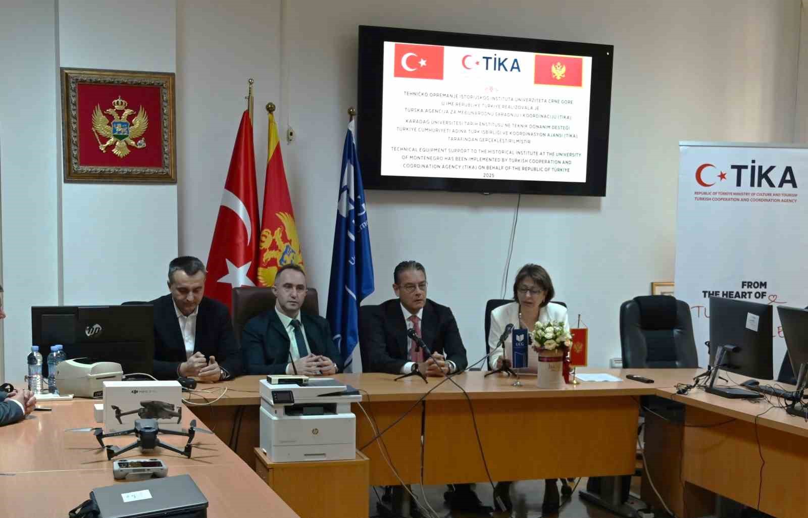 TÜRK İŞBİRLİĞİ VE KOORDİNASYON AJANSI BAŞKANLIĞI (TİKA), KARADAĞ ÜNİVERSİTESİ BÜNYESİNDE FAALİYET GÖSTEREN TARİH ENSTİTÜSÜNE TEKNİK EKİPMAN DESTEĞİ SAĞLAYARAK KURUMUN BİLİMSEL ARAŞTIRMA KAPASİTESİNİ ARTIRDI.