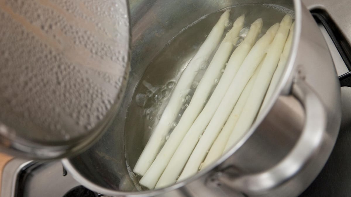 Spargelwasser als Dünger: Pflanzen profitieren vom Kochwasser