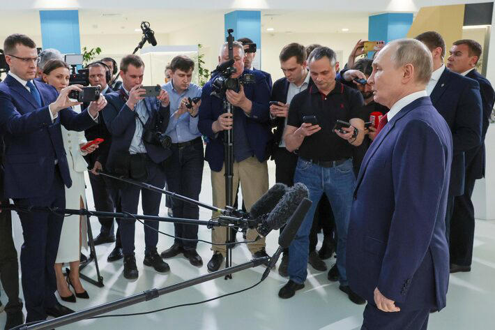 O presidente da Rússia, Vladimir Putin, conversa com jornalistas em Sochi, Rússia Foto: Vyacheslav Prokofyev/AP