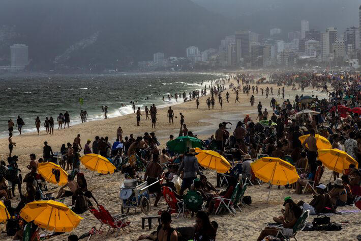 Brasileiros aproveitam um dia de sol na Praia de Ipanema, no Rio de Janeiro Foto: Dado Galdieri/NYT