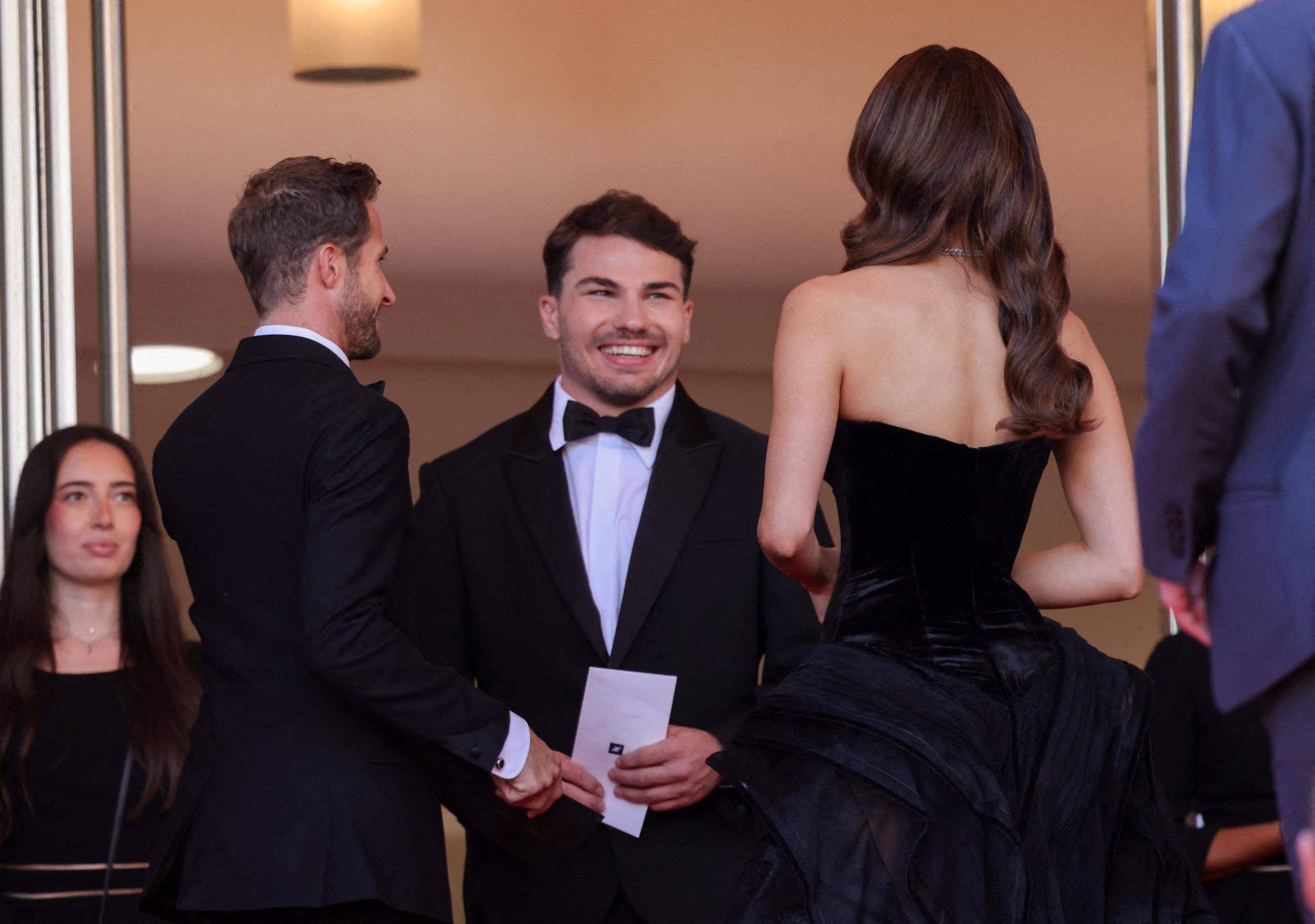 En vidéo, le câlin entre Antoine Dupont et Iris Mittenaere qui alimente les  rumeurs