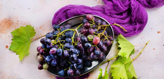 العنب بلونه الرائع