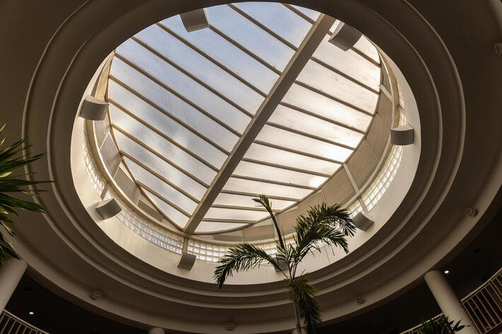 Um claraboia no átrio do edifício de escritórios em Brasília, Brasil, onde o espião russo Aleksandr Utekhin administrava uma joalheria sob o nome de Eric Lopes, em maio de 2025. Foto: Dado Galdieri/NYT