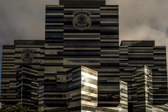 A luz do sol reflete na fachada da sede da Polícia Federal do Brasil, em Brasília, na quinta-feira, 15 de maio de 2025. Foto: Dado Galdieri/NYT